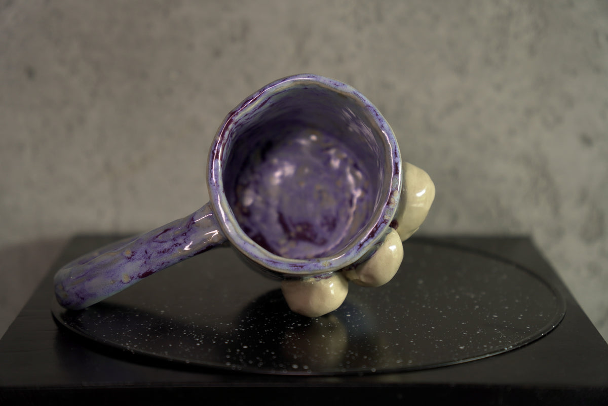 fioletowy kubek z trójwymiarowymi twarzami / doll mug