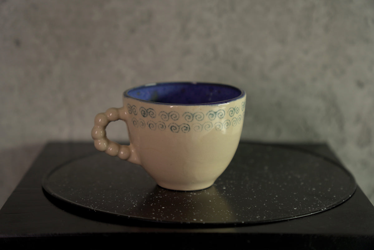 kremowo-niebieska filiżanka z bąbelkowym uchem / bubble handle cup