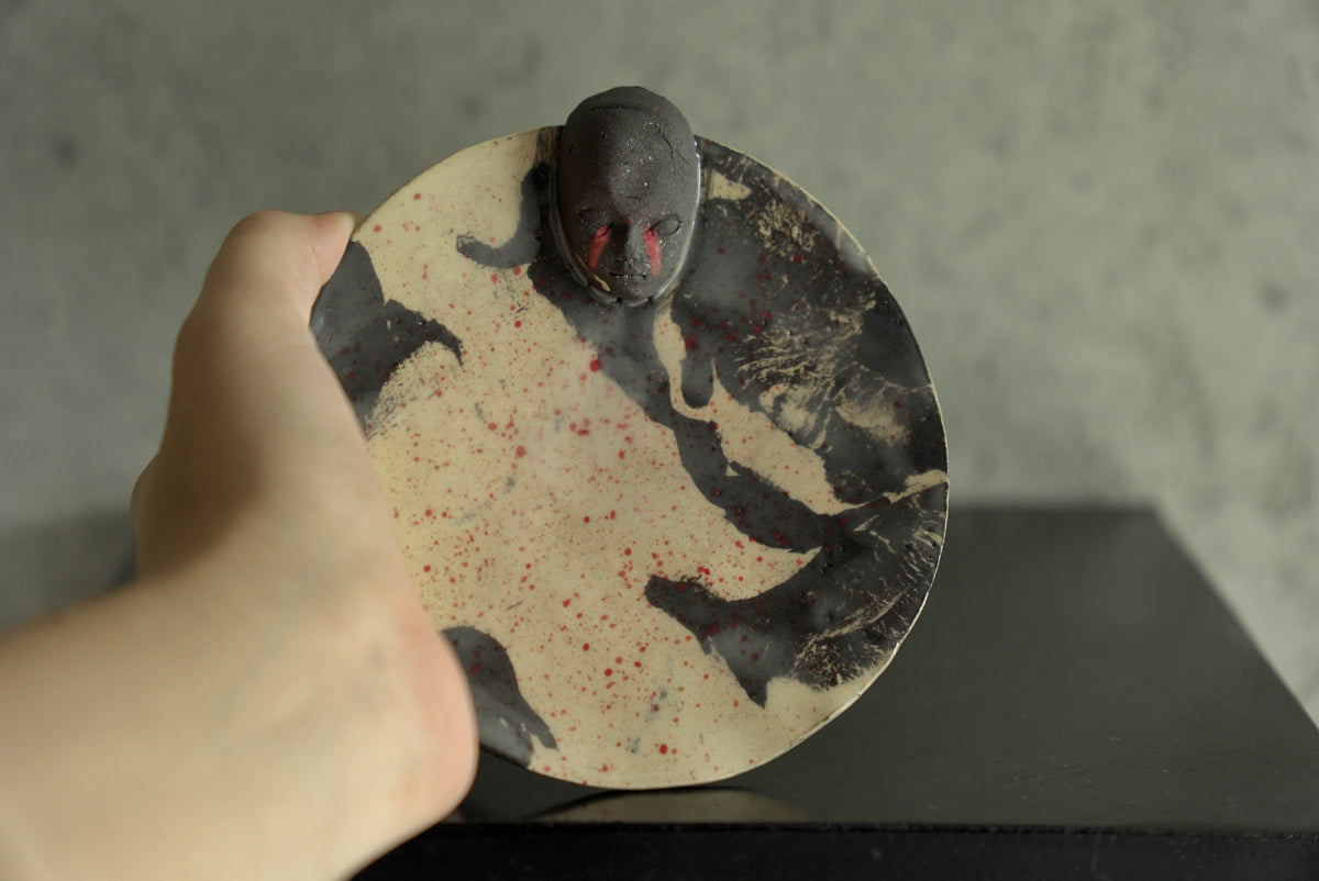 talerzyk z rzeźbioną głową i czerwonymi łzami / crying doll plate