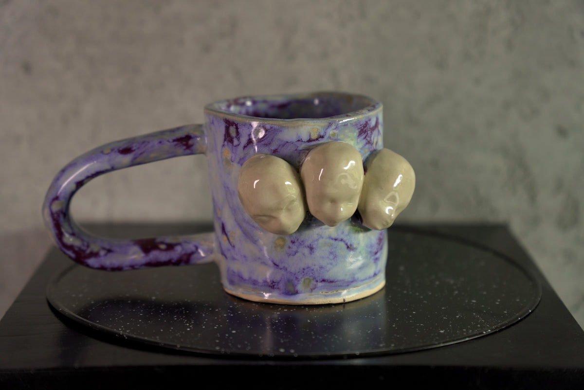 fioletowy kubek z trójwymiarowymi twarzami / doll mug